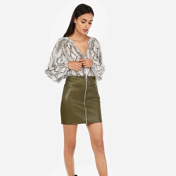 Express Vegan Leather O-ring Zip Front Mini Skirt Olive Green Sz 4 Fits 2 NWT - Picture 2 of 10